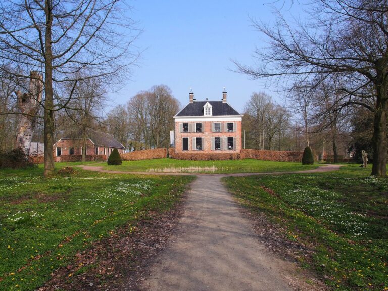 De Ennemaborg aan het eind van de oprijlaan.