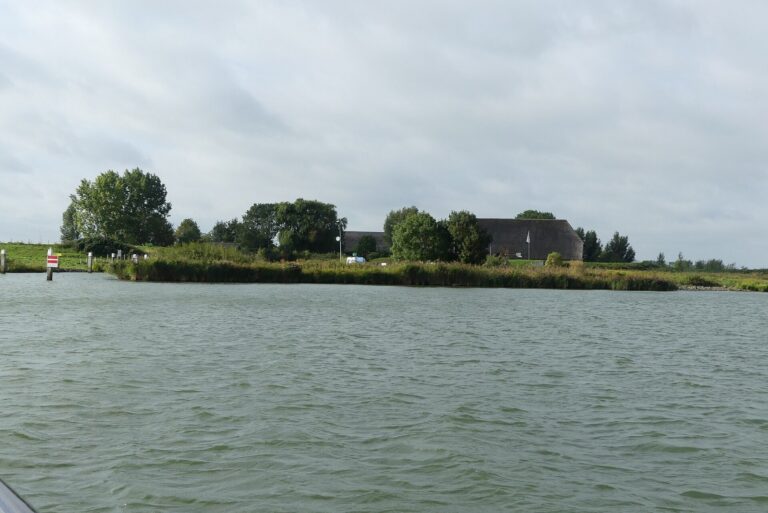 Polderwater op Tiengemeten; het eiland is alleen per veerpont bereikbaar.