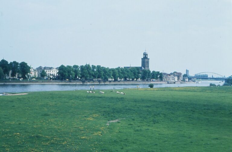 De IJssel bij Deventer, met de uiterwaarden die bij hoogwater onderlopen.