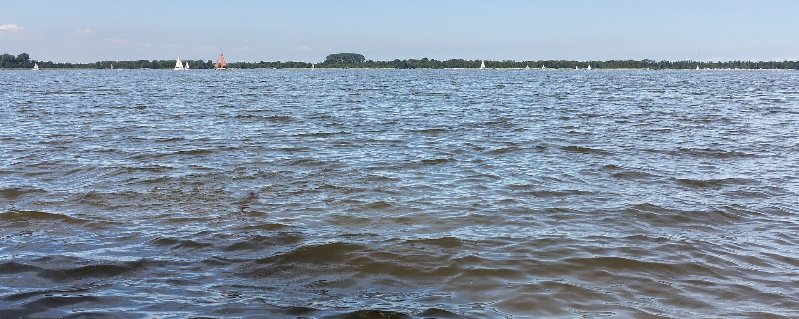 De Loosdrechtse Plassen tussen Oud-Loosdrecht en Loenen aan de Vecht