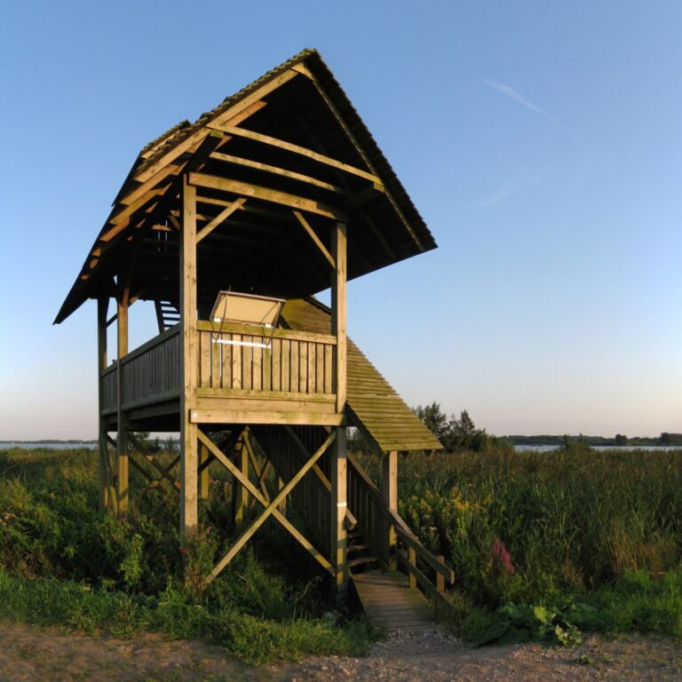 Uitkijktoren in de Onnerpolder bij het Zuidlaardermeer.